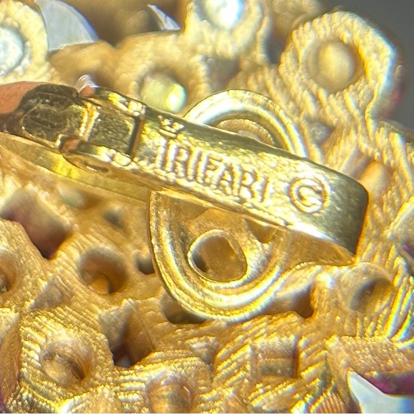 Trifari • Briolette Fuschia •Gold Tone • Purple • Rhinestone Flower • Earrings - Picture 13 of 14